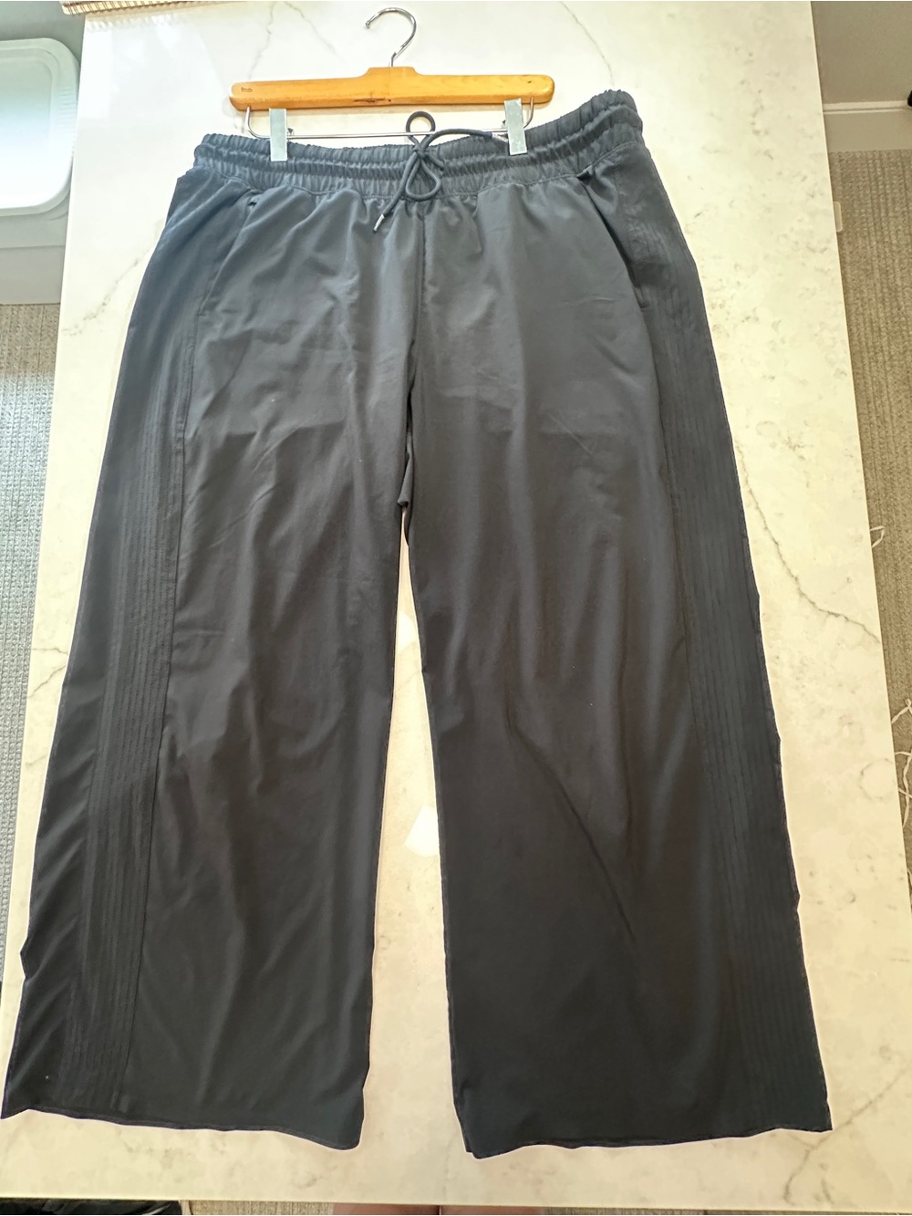 Athleta Pant Women 16 Black Avenue Wide Leg Crop Lightweight Drawstring Active - Picture 3 of 6